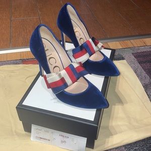 Gucci blue velvet pumps